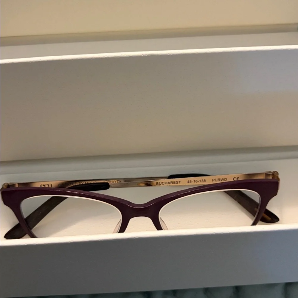 Six compartment roll up glass case.